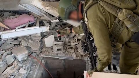 Ein israelischer Soldat, der den Eingang eines von der Hamas im Gazastreifen genutzten Tunnels kontrolliert