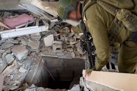 Ein israelischer Soldat, der den Eingang eines von der Hamas im Gazastreifen genutzten Tunnels kontrolliert