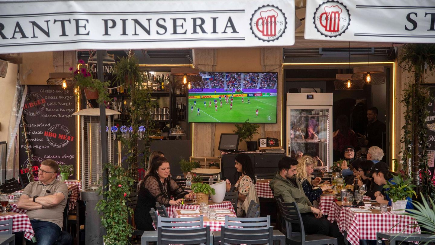 Gäste in einem Restaurant in der Altstadt von Rom. In Italien gilt in der Gastronomie ein Mehrwertsteuersatz von 10 Prozent.