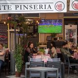 Gäste in einem Restaurant in der Altstadt von Rom. In Italien gilt in der Gastronomie ein Mehrwertsteuersatz von 10 Prozent.