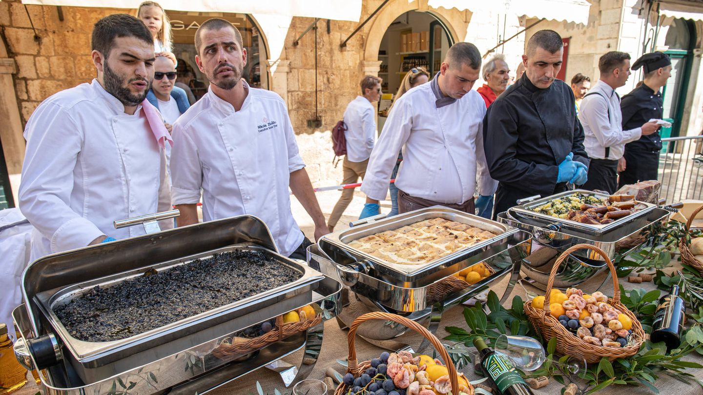Ein Blick auf das auch bei Touristen beliebte Gasto-Festival "Dubrovacka Trpeza" in Dubrovnik. Der Mehrwertsteuersatz in der Branche beträgt in Kroatien 13 Prozent.