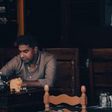 Ein Mann sitzt in einem Restaurant in Athen. Zumindest wegen der Mehrwertsteuer in der Gastronomie muss man sich in Griechenland keine großen Sorgen machen. Sie beträgt 13 Prozent.