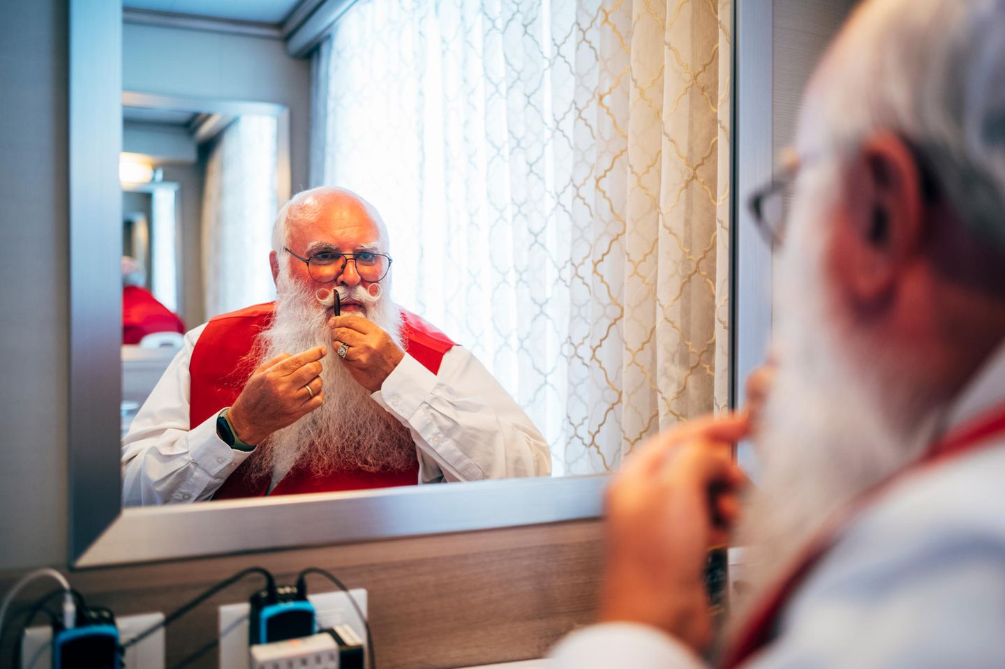 Santa trimmt sich Bart Santa trimmt sich Bart