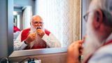 Santa trimmt sich Bart