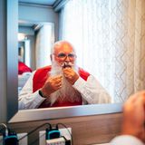 Santa trimmt sich Bart