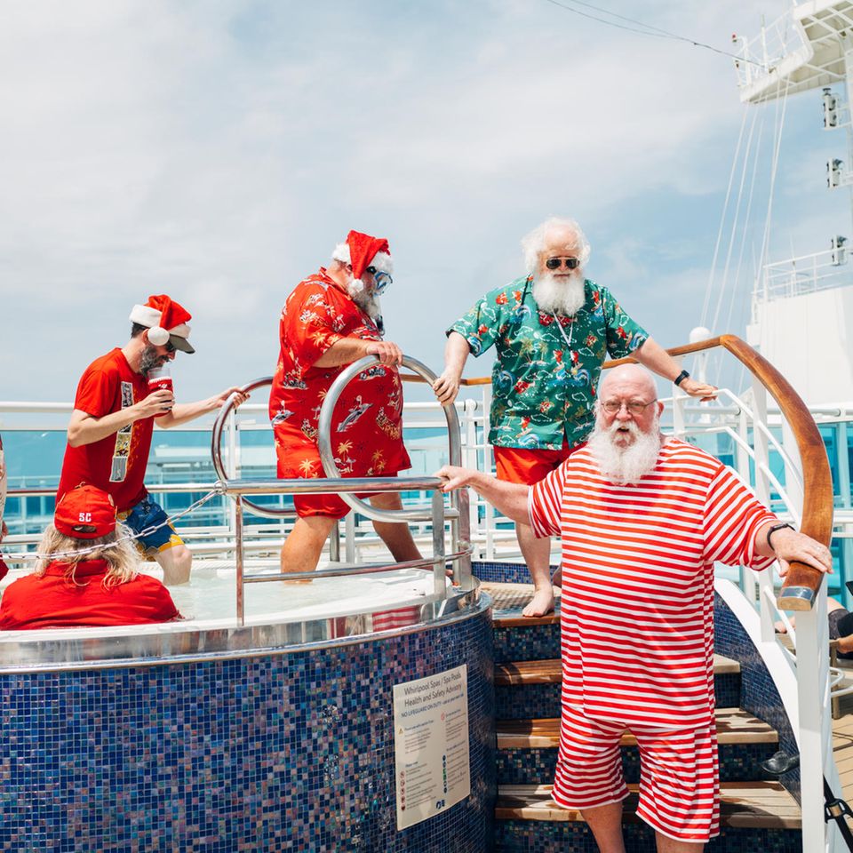 Santas steigen aus dem Whirlpool des Schiffes