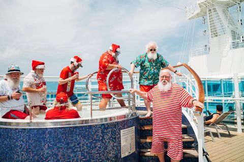Santas steigen aus dem Whirlpool des Schiffes