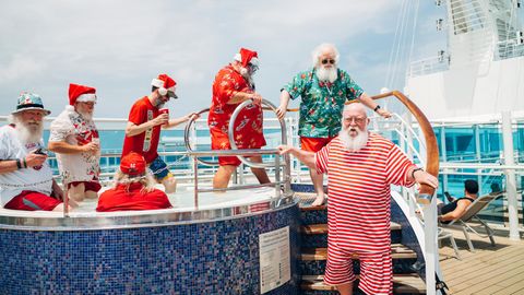 Santas steigen aus dem Whirlpool des Schiffes