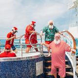 Santas steigen aus dem Whirlpool des Schiffes