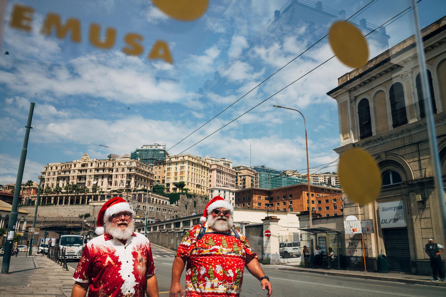 Zwei Weihnachtsmänner machen einen
