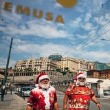 Zwei Weihnachtsmänner machen einen