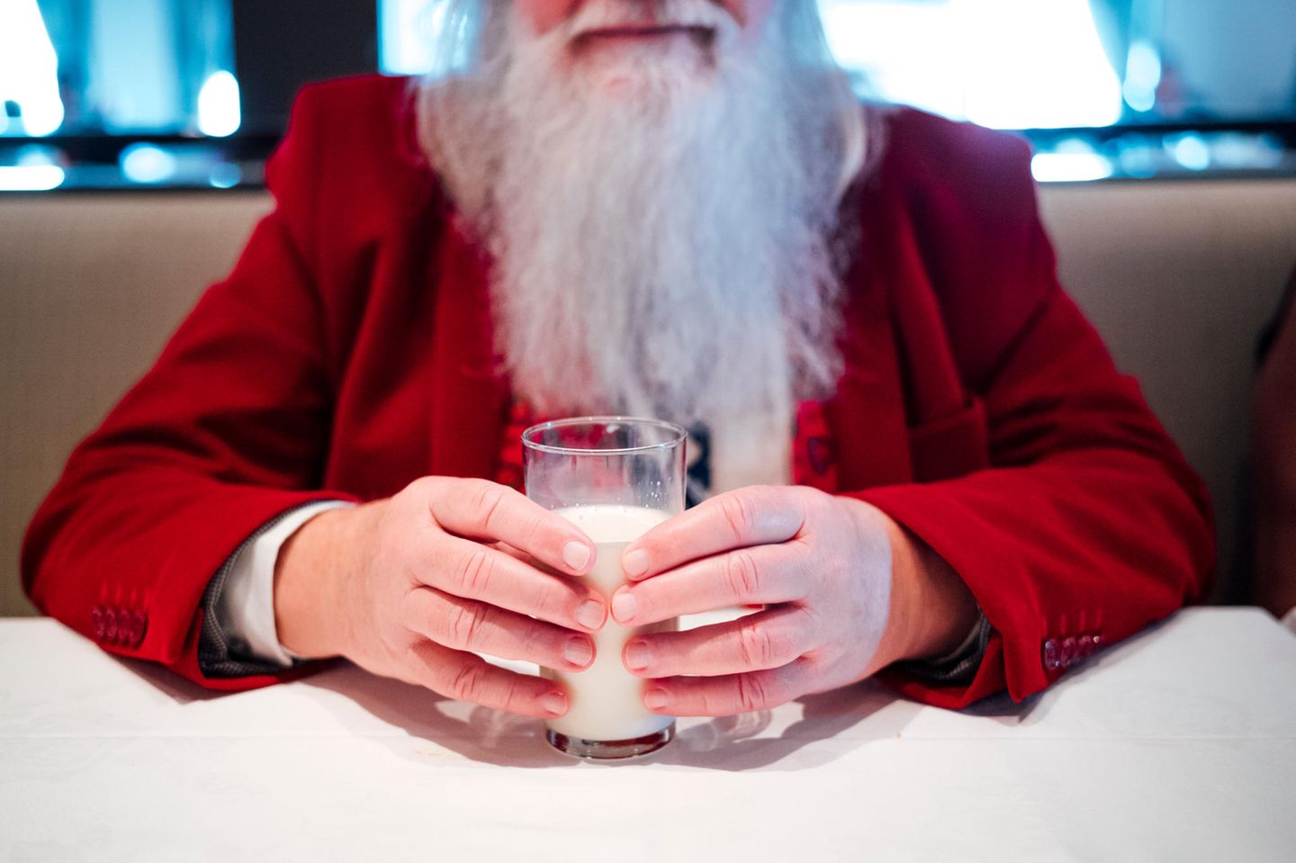 Santa mit einem Glas Milch
