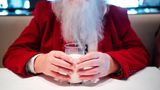 Santa mit einem Glas Milch