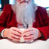 Santa mit einem Glas Milch