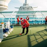 Santas spielen Golf