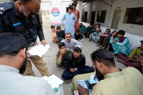 Eine Datenüberprüfung in der pakistanischen Registrierungsbehörde. Betrüger spekulieren mit der Hoffnung auf ein besseres Leben und bringen viele Afghanen bereits beim Antragsprozess für ein Visum um ihre Ersparnisse. Viele werden mit gefälschten oder fehlenden Dokumenten wieder in ihr Heimatland abgeschoben.