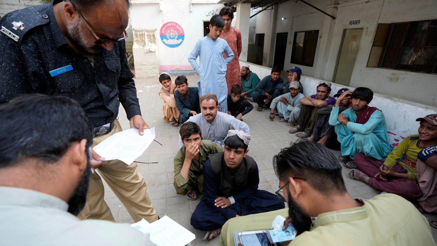 Eine Datenüberprüfung in der pakistanischen Registrierungsbehörde. Betrüger spekulieren mit der Hoffnung auf ein besseres Leben und bringen viele Afghanen bereits beim Antragsprozess für ein Visum um ihre Ersparnisse. Viele werden mit gefälschten oder fehlenden Dokumenten wieder in ihr Heimatland abgeschoben.