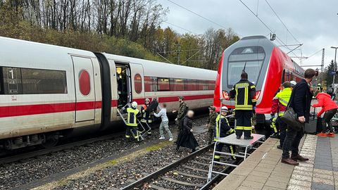 Rettungskräfte am Bahnhof Reichertshausen, wo sich ein ICE und ein Regionalzug seitlich berührt haben