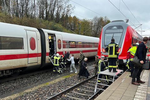 Rettungskräfte am Bahnhof Reichertshausen, wo sich ein ICE und ein Regionalzug seitlich berührt haben