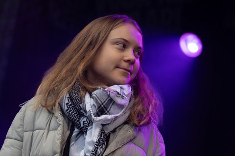 Greta Thunberg mit einem Palästinensertuch auf einer Klimademo im Portrait