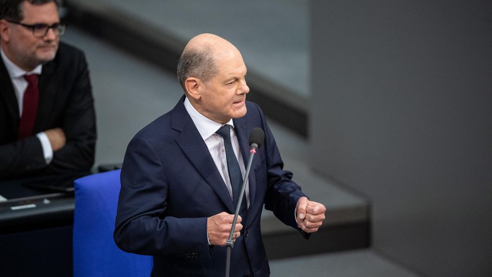 Olaf Scholz spricht im Bundestag bei einer Befragung der Bundesregierung