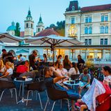 Ein lauer Abend in der Straßencafés von Ljubljana. Auch beim Thema Mehrwertsteuer in der Gastronomie ist Slowenien ganz entspannt. Der Satz beträgt nur 9,5 Prozent.