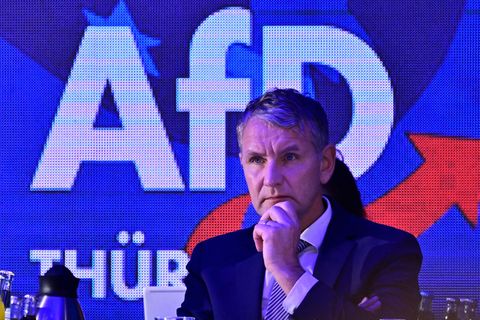 Björn Höcke, AfD-Landeschef, sitzt im Saal des Hotel Pfiffelburg während des Landesparteitags der AfD