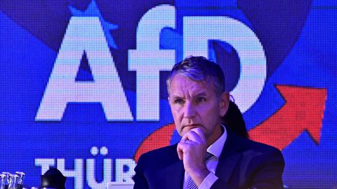 Björn Höcke, AfD-Landeschef, sitzt im Saal des Hotel Pfiffelburg während des Landesparteitags der AfD