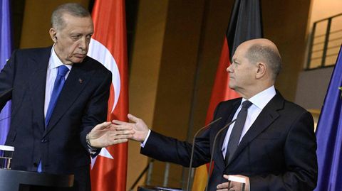 Gefühlt lag jede Sekunde ein Eklat in der Luft: Recep Tayyip Erdogan und Olaf Scholz (r.) auf ihrer gemeinsamen Pressekonferenz