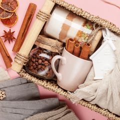 Kaffee vor weihnachtlicher Kulisse