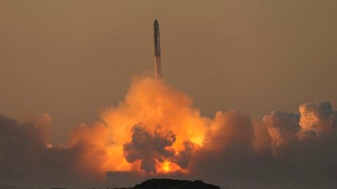 SpaceX's Mega-Rakete Starship beim Start zum zweiten Testflug