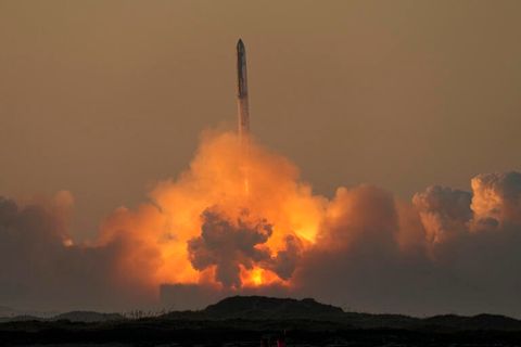 SpaceX's Mega-Rakete Starship beim Start zum zweiten Testflug