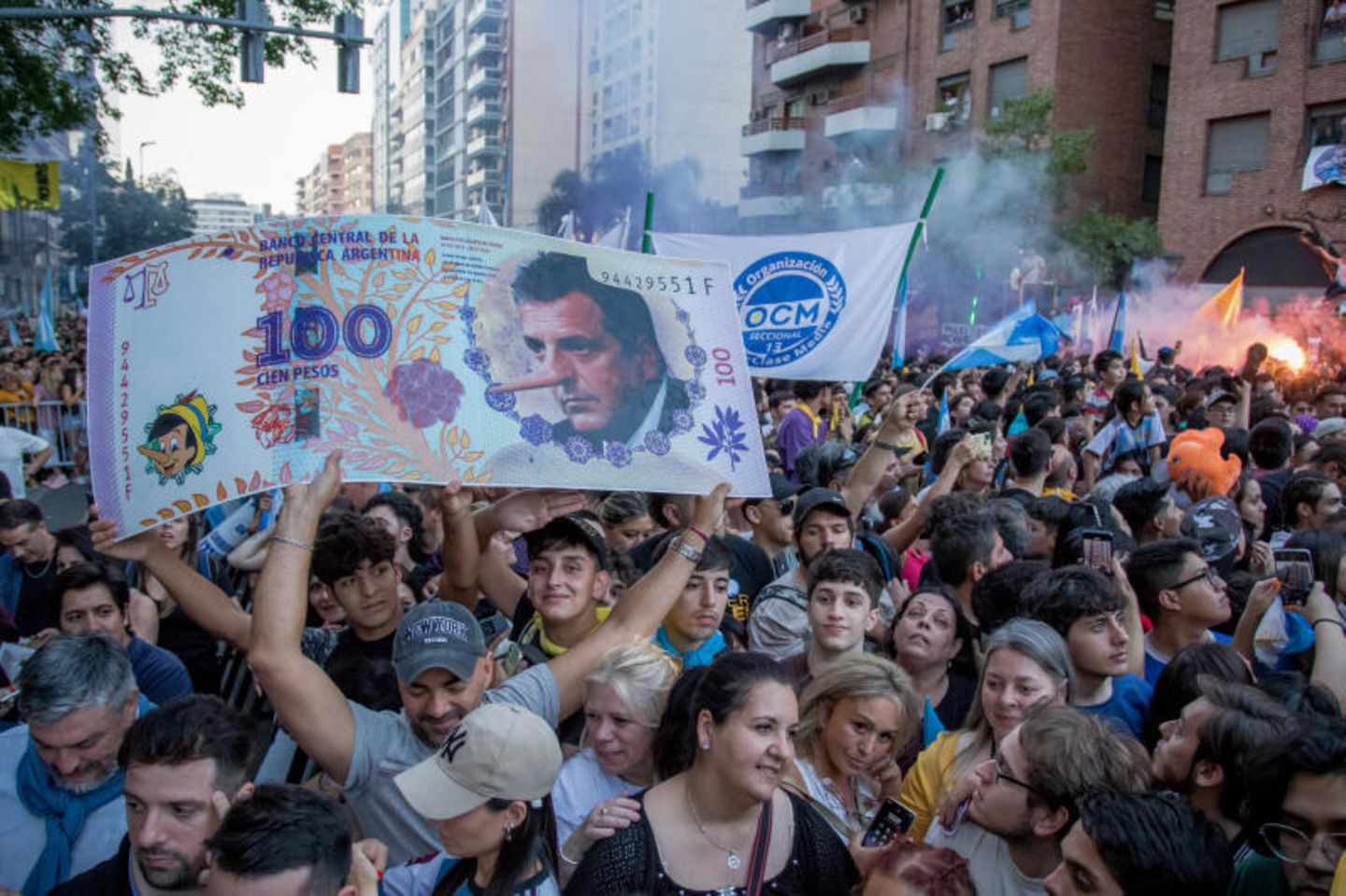 Simpatizantes del populista Javier Millay en un mitin de campaña en Córdoba