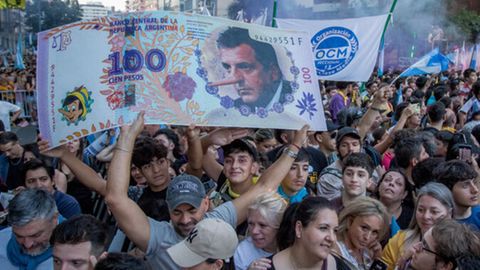 Anhänger des Populisten Javier Milei bei einer Wahlkampfveranstaltung in der Stadt Córdoba