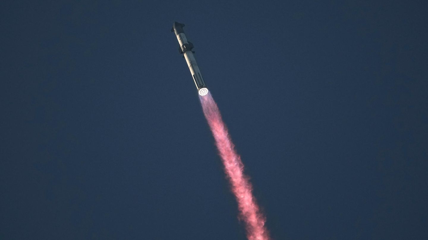 Die Trennung von der ersten Antriebsstufe funktionierte einwandfrei. Doch statt in den Golf von Mexiko zu fallen, explodierte der "Booster" kurz nach der Trennung. Die obere Stufe flog zunächst wie geplant mit 24.000 Stundenkilometern weiter. Sie sollte bei Hawaii im Pazifik untergehen. Doch bis dahin kam sie nicht. Nach acht Minuten brach der Funkkontakt ab, dann sprengte die Bodenkontrolle auch die obere Stufe. Fortsetzung folgt...