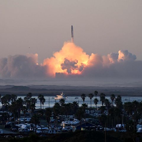 Der Start des Spaceships vom Weltraumbahnhof Starbase im südlichen Texas. Die Rakete ist die leistungsstärkste und mit einer Höhe von 120 Metern die größte, die jemals gebaut wurde. Sie soll Raummissionen kostengünstiger machen durch die Wiederverwendbarkeit ihrer beiden Stufen. SpaceX-Chef Elon Musk will mit ihr eines Tages Menschen zum Mars bringen. Die US-Raumfahrtbehörde Nasa plant sie für ihre Mondmission Artemis ein.