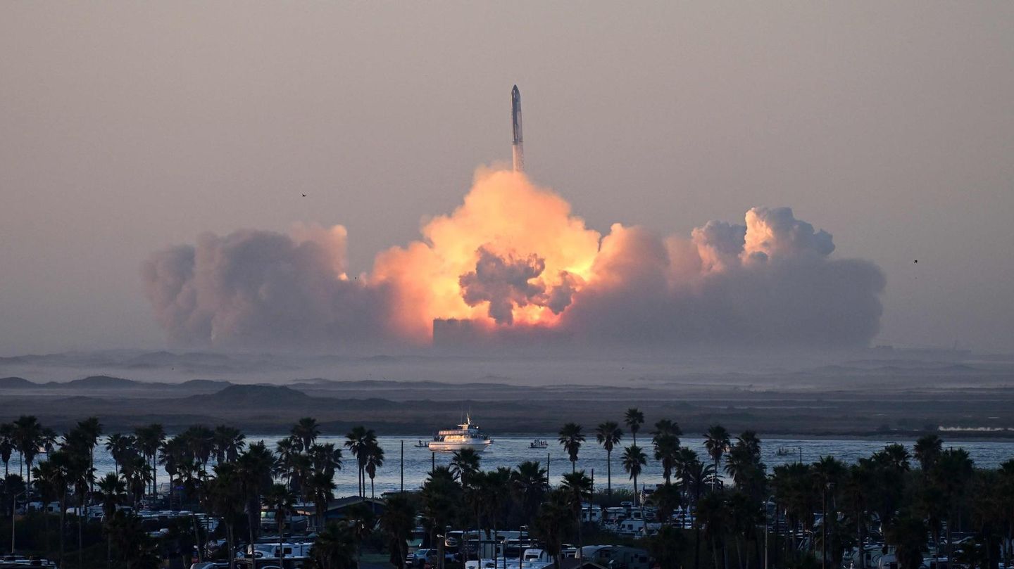 Der Start des Spaceships vom Weltraumbahnhof Starbase im südlichen Texas. Die Rakete ist die leistungsstärkste und mit einer Höhe von 120 Metern die größte, die jemals gebaut wurde. Sie soll Raummissionen kostengünstiger machen durch die Wiederverwendbarkeit ihrer beiden Stufen. SpaceX-Chef Elon Musk will mit ihr eines Tages Menschen zum Mars bringen. Die US-Raumfahrtbehörde Nasa plant sie für ihre Mondmission Artemis ein.