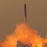 Der erste Testflug im Frühjahr war spektakulär fehlgeschlagen. Die Starship geriet damals ins Trudeln, als mehrere Triebwerke ausfielen und die erste Stufe der Rakete sich nicht von der zweiten Stufe trennte. SpaceX ließ die Rakete daher vier Minuten nach ihrem Start in der Luft detonieren. Diesmal flog die Rakete etwa acht Minuten, bevor sie vom Radar verschwand.     