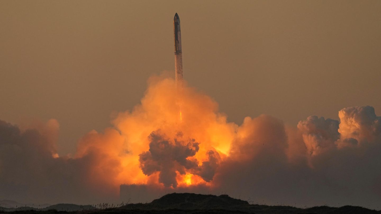 Der erste Testflug im Frühjahr war spektakulär fehlgeschlagen. Die Starship geriet damals ins Trudeln, als mehrere Triebwerke ausfielen und die erste Stufe der Rakete sich nicht von der zweiten Stufe trennte. SpaceX ließ die Rakete daher vier Minuten nach ihrem Start in der Luft detonieren. Diesmal flog die Rakete etwa acht Minuten, bevor sie vom Radar verschwand.     