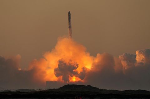 Der erste Testflug im Frühjahr war spektakulär fehlgeschlagen. Die Starship geriet damals ins Trudeln, als mehrere Triebwerke ausfielen und die erste Stufe der Rakete sich nicht von der zweiten Stufe trennte. SpaceX ließ die Rakete daher vier Minuten nach ihrem Start in der Luft detonieren. Diesmal flog die Rakete etwa acht Minuten, bevor sie vom Radar verschwand.     