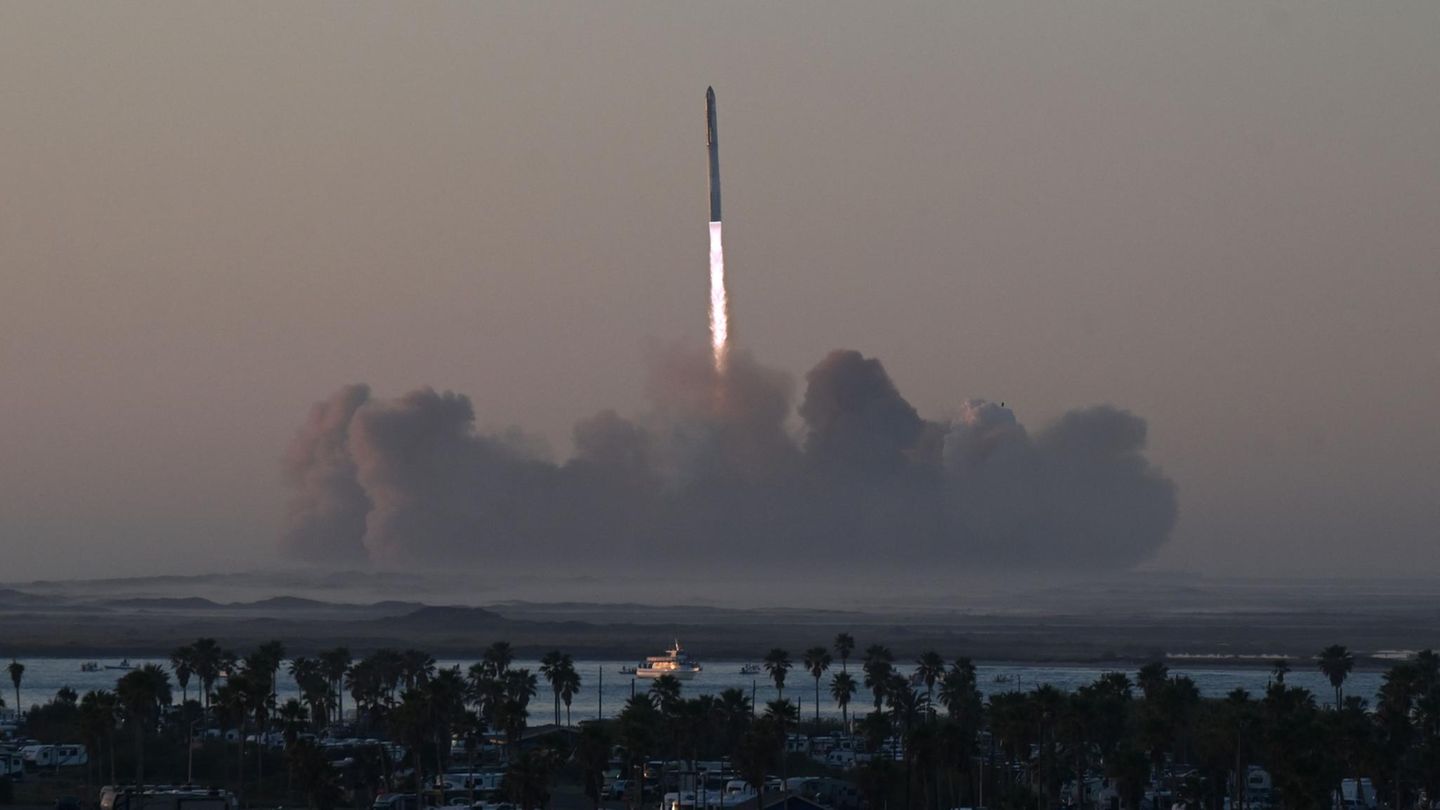 Die US-Weltraumbehörde Nasa baut auf Starship. Die Rakete soll irgendwann helfen, eine bemannte Mondmission durchzuführen. Nasa-Chef Bill Nelson erklärte, der Testflug von Samstag zeige Fortschritte. "Glückwünsche an die Teams, die bei dem heutigen Testflug Fortschritte gemacht haben", schrieb Nelson bei X. "Die Raumfahrt ist ein kühnes Abenteuer, die eine anpackende Haltung und gewagte Innovationen erfordert. Der heutige Test ist eine Gelegenheit, zu lernen - und dann wieder zu fliegen."