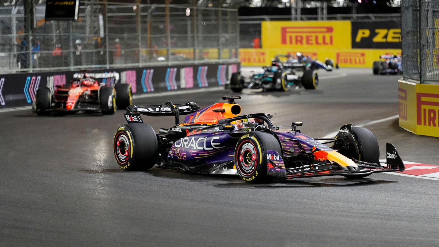 Nachdem er Konkurrent Charles Leclerc am Anfang abdrängte, konnte sich Max Verstappen die frühe Führung sichern – und wurde dann mit einer 5-Sekunden-Strafe doch wieder nach hinten geworfen. Erst ab Rund 37 kann er sich dann in Zusammenarbeit mit Teamkamerad Sergio Pérez doch wieder auf den ersten Platz kämpfen – und hält diesen bis zum Ende.