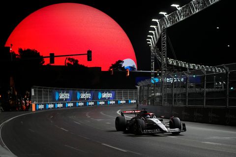 Der Strip von Las Vegas bietet einige spektakulkäre Kulissen für das Rennen. Hier Daniel Ricciardo beim Vortraining