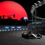 Der Strip von Las Vegas bietet einige spektakulkäre Kulissen für das Rennen. Hier Daniel Ricciardo beim Vortraining