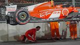 Nach dem unerwarteten Showstopper inspiziert Carlos Sainz's den Schaden an seinem Wagen 