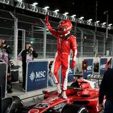 Charles Leclerc lässt sich auf seinem Ferrari trotzdem gebührend feiern. Und das verdient: Nach einer zeitweiligen Führung war er wieder zurückgefallen – und hatte sich erst in der allerletzten Runde doch noch vor Pérez auf den zweiten Platz schieben können.