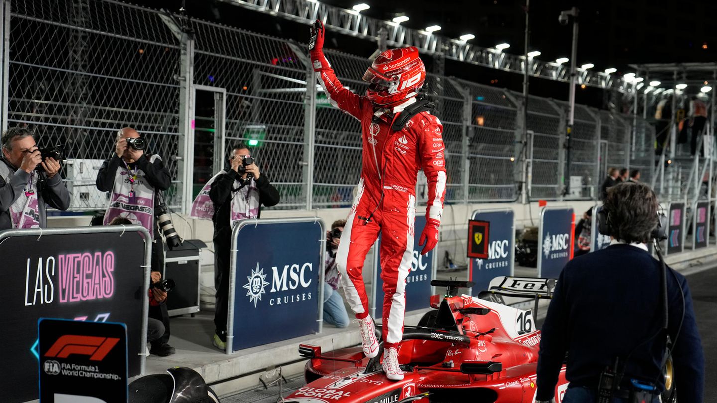 Charles Leclerc lässt sich auf seinem Ferrari trotzdem gebührend feiern. Und das verdient: Nach einer zeitweiligen Führung war er wieder zurückgefallen – und hatte sich erst in der allerletzten Runde doch noch vor Pérez auf den zweiten Platz schieben können.