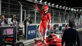 Charles Leclerc lässt sich auf seinem Ferrari trotzdem gebührend feiern. Und das verdient: Nach einer zeitweiligen Führung war er wieder zurückgefallen – und hatte sich erst in der allerletzten Runde doch noch vor Pérez auf den zweiten Platz schieben können.