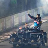 Kleiner Ärger während der Parade vor dem Rennen: Die Oldtimer von Oscar Piastri, Charles Leclerc und Lewis Hamilton verloren offenbar Öl – direkt auf der Rennstrecke. Zu echten Konsequenzen kam es aber nicht.