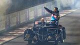 Kleiner Ärger während der Parade vor dem Rennen: Die Oldtimer von Oscar Piastri, Charles Leclerc und Lewis Hamilton verloren offenbar Öl – direkt auf der Rennstrecke. Zu echten Konsequenzen kam es aber nicht.